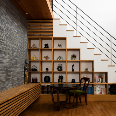 Bibliothèque sous escalier